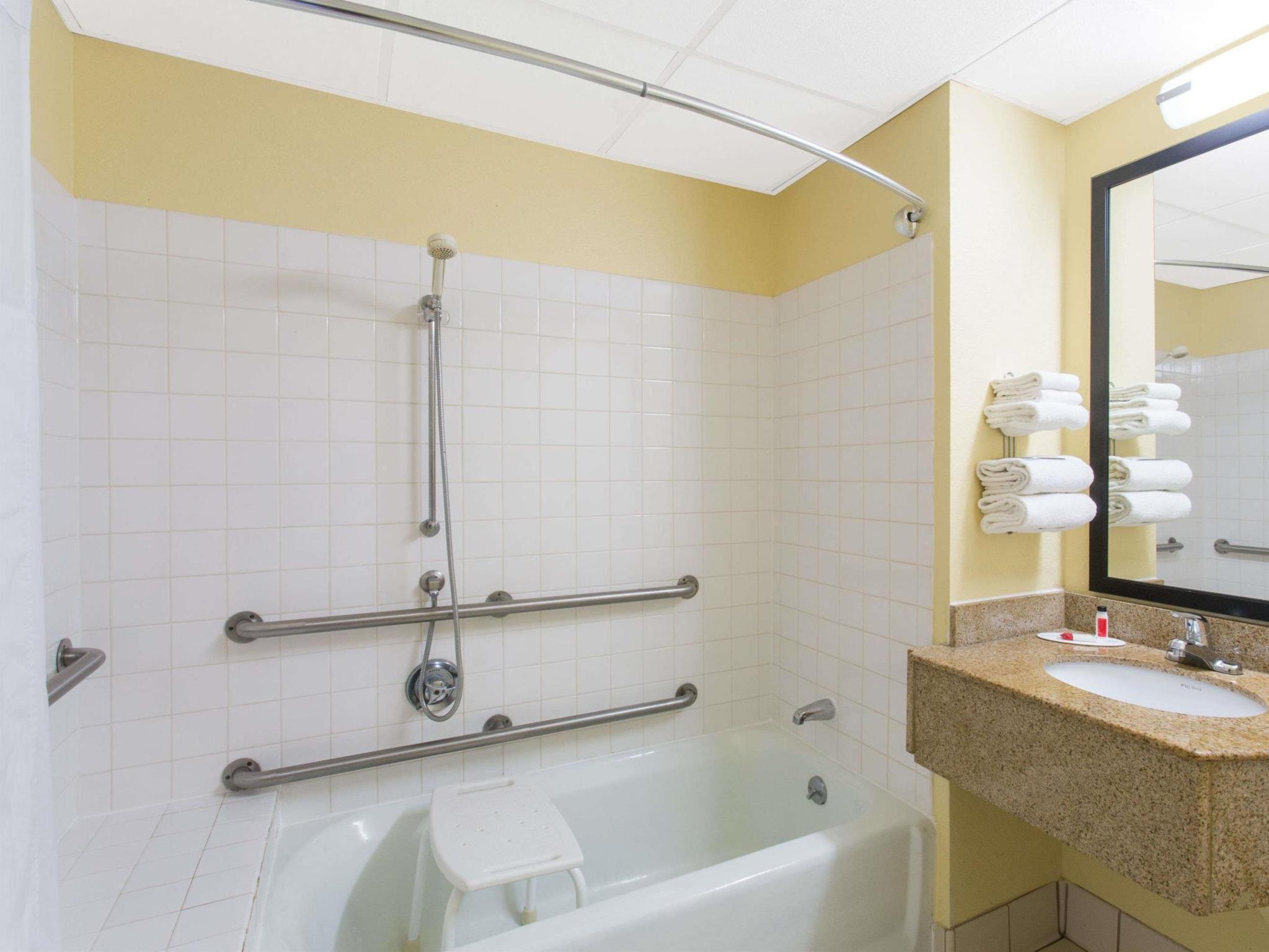 Days Inn By Wyndham Leominster/Fitchburg Area Экстерьер фото