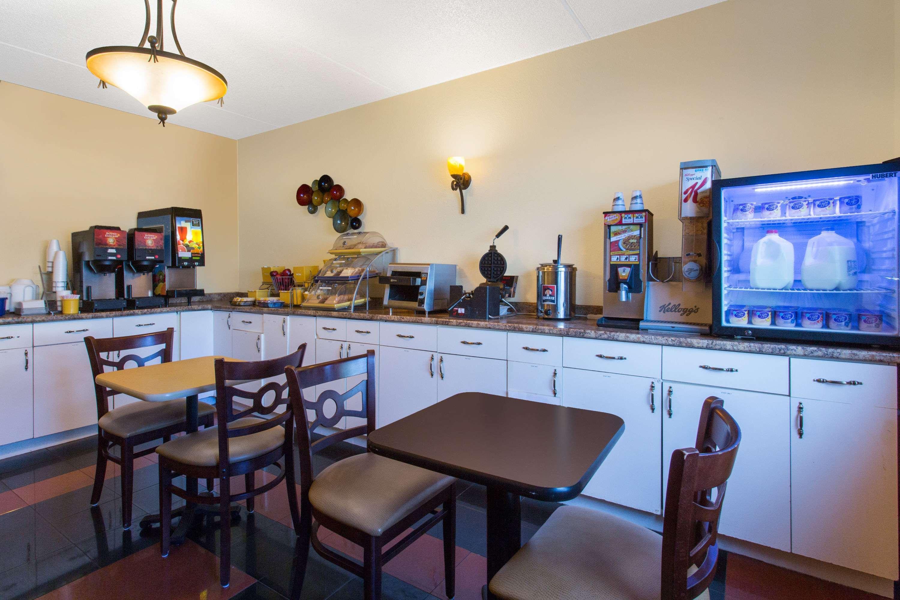 Days Inn By Wyndham Leominster/Fitchburg Area Экстерьер фото