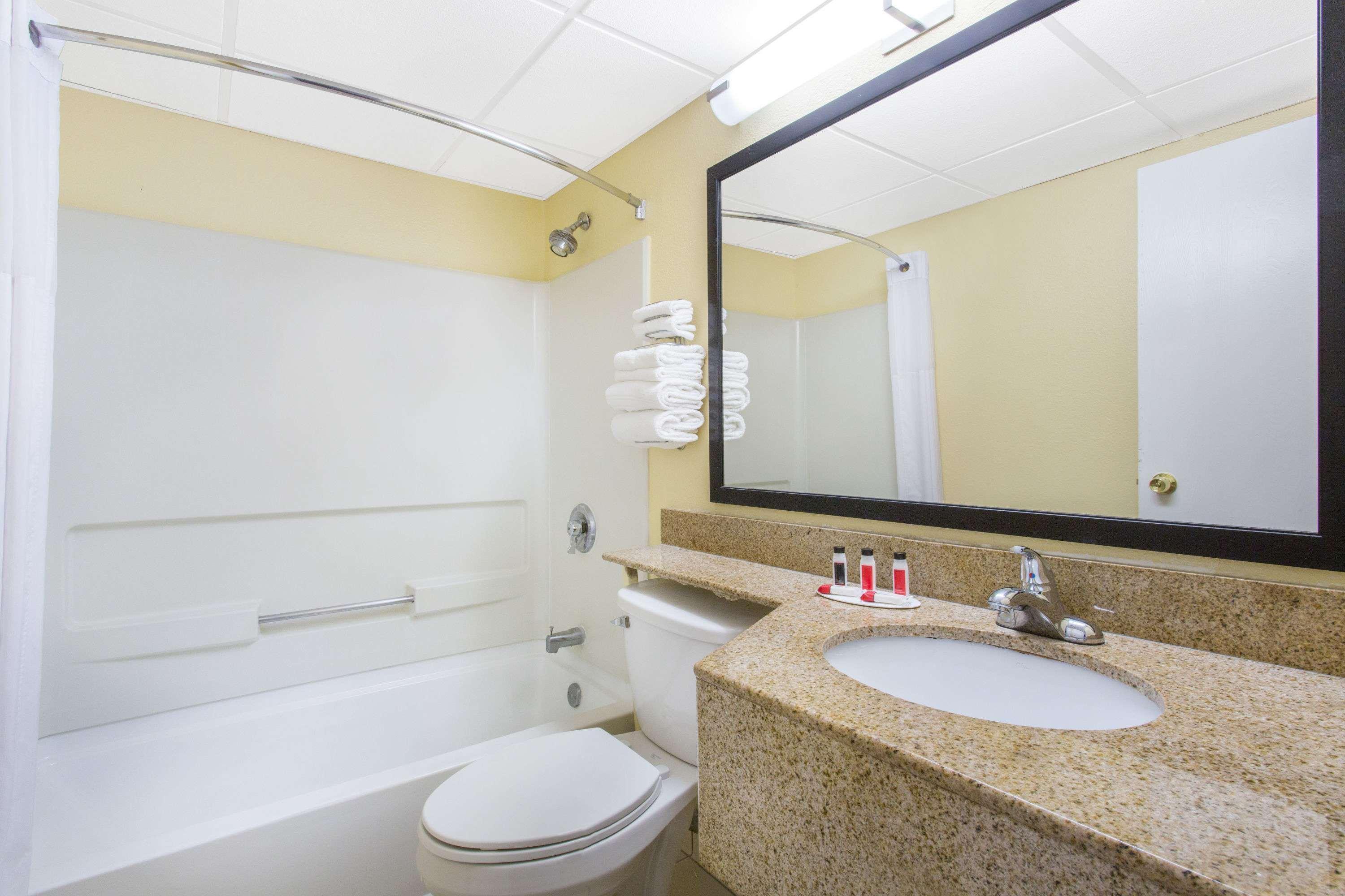Days Inn By Wyndham Leominster/Fitchburg Area Экстерьер фото