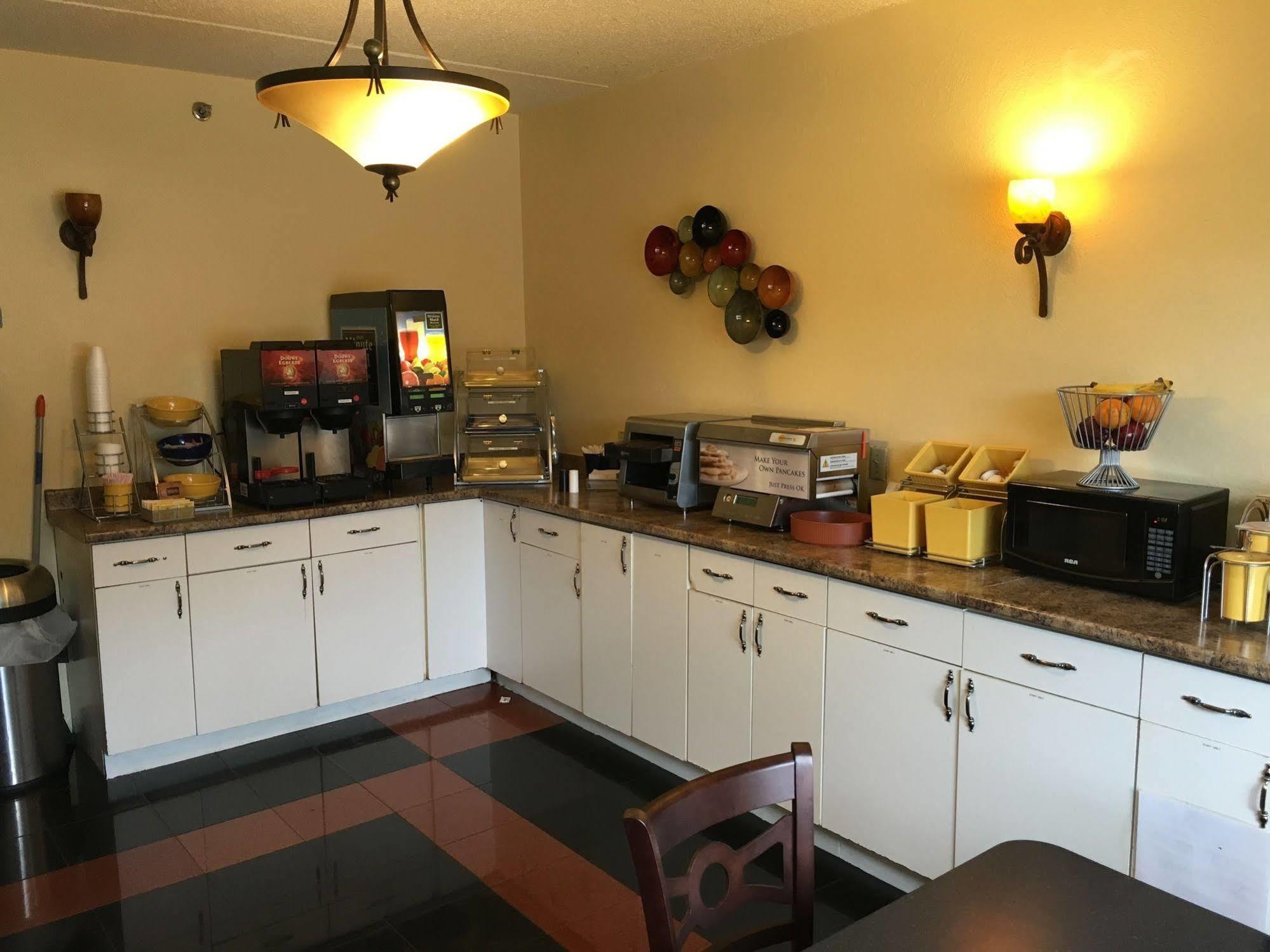 Days Inn By Wyndham Leominster/Fitchburg Area Экстерьер фото